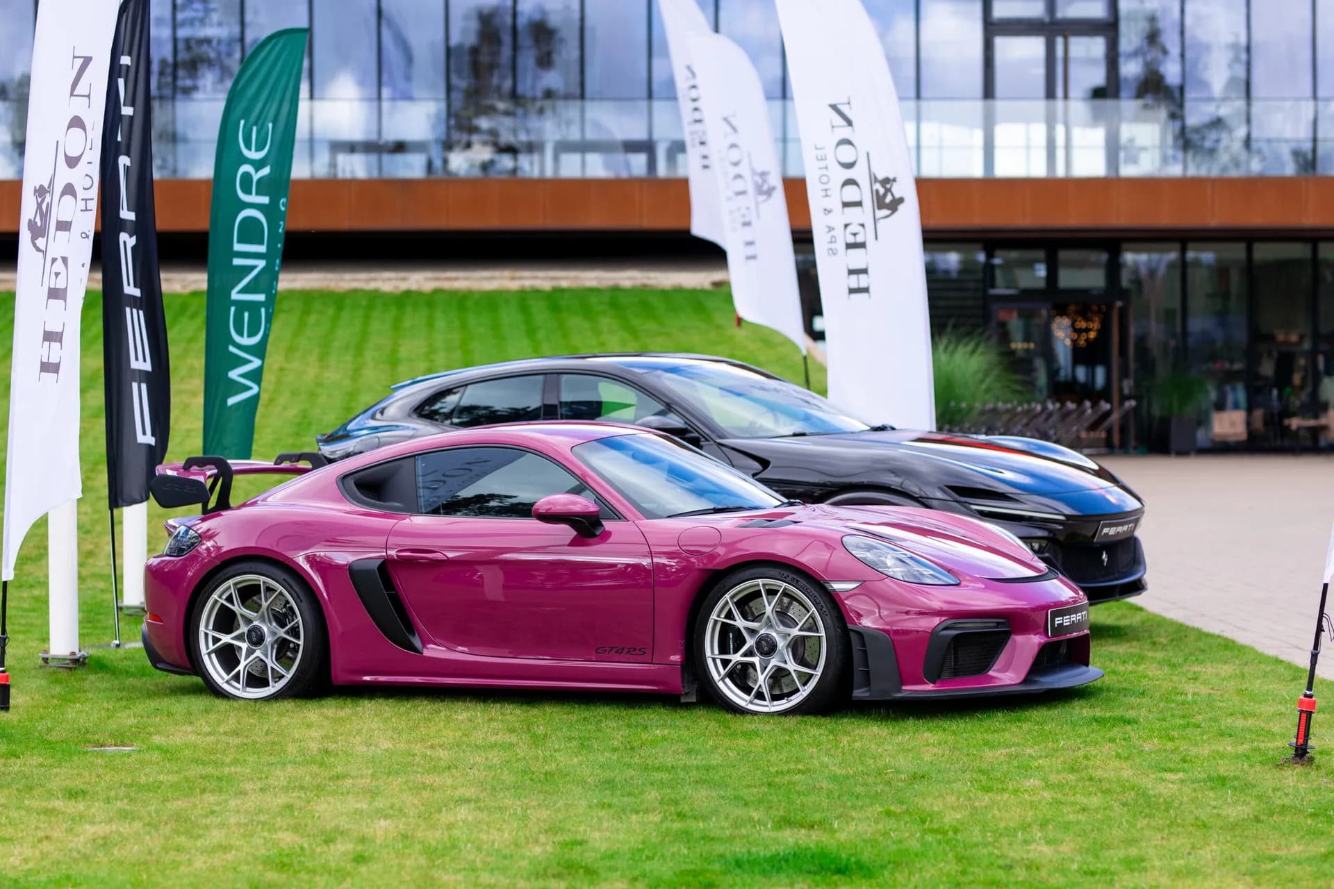 Porsche 718 Cayman GT4 RS ja Ferrari Purosangue Hedon Golf Cupil