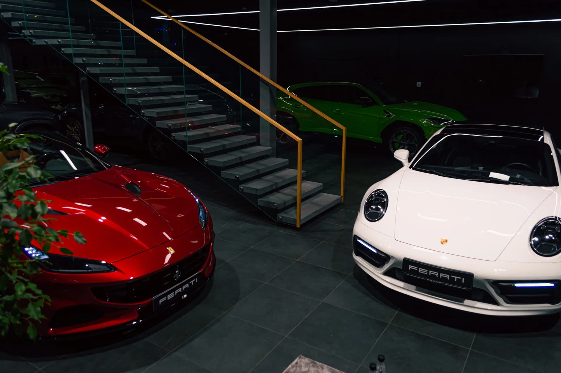Punane Ferrari ja valge Porsche 911 Ferati esinduse salongis