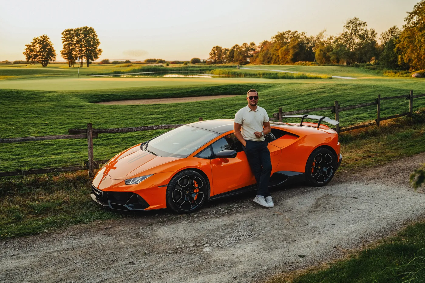 Oranž Lamborghini Huracán STO golfiväljaku ääres
