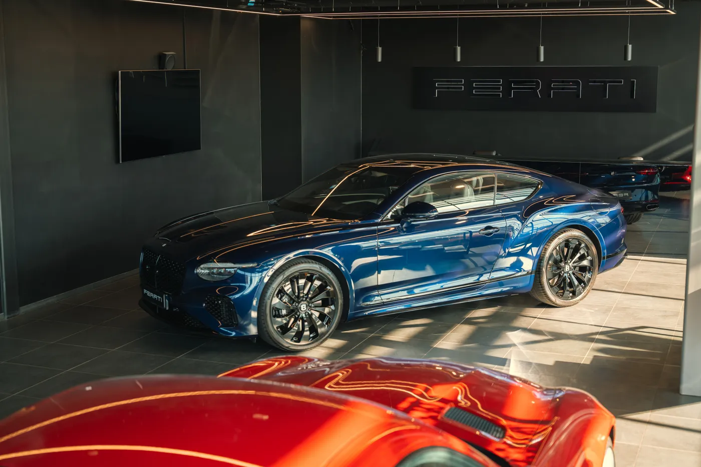 Sinine BMW 8. seeria ja punane Ferrari Ferati esinduse salongis