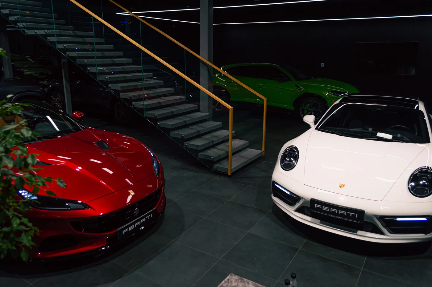 Punane Ferrari ja valge Porsche 911 Ferati esinduse salongis