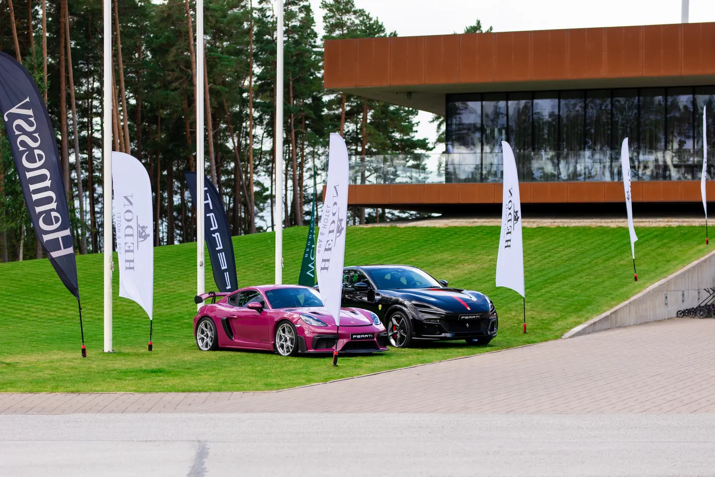 Ferati autod Pärnu Bay Golf Linksi klubihoone ees