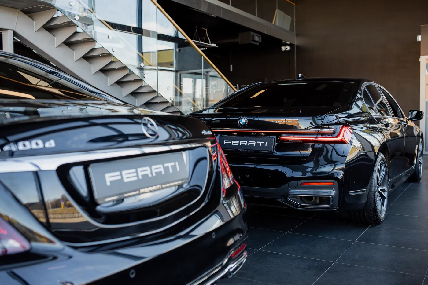 Ferati numbrimärkidega Mercedes-Benz ja BMW 7. seeria esinduse salongis