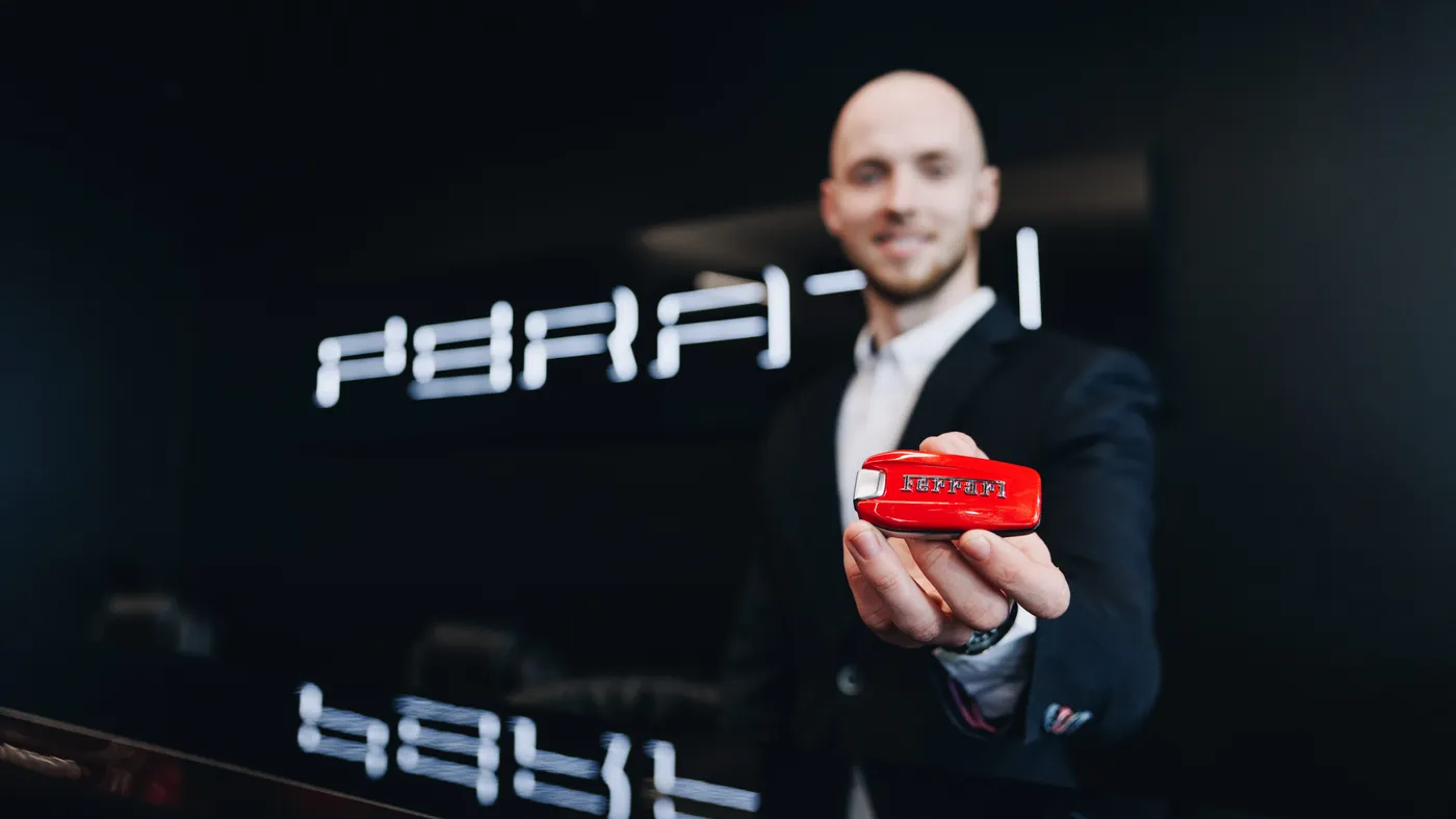 Ferati müügikonsultant ulatab auto võtit