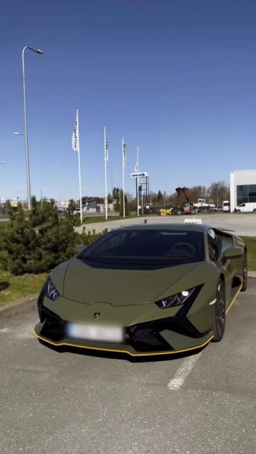 Meil kõigil on unistused. 

Aga ühe väikse poisi unistus oli sõita kiire sportautoga. @minu_unistustepaev võttis meiega ühendust, et see unistus teoks teha. 

Meie müügiekspert @kertkruusmaa tutvustas väiksele Ralfile FERATI esindust ja seejärel sai poiss juba Lamborghini Huracani istuda. 
Aitäh auto omanikule, kes tegi Ralfile meeldejääva sõidu!