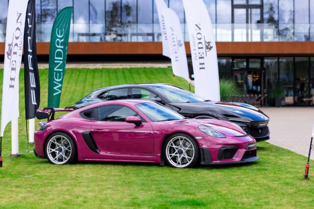 12.septembril toimus Pärnu Bay Golf Links’i golfiväljakul juba 11. korda Hedon Golf Cup, mis tõi kokku golfisõbrad, sportliku hasardi ja hea seltskonna. FERATI oli sündmusel kohal oma kahe erilise autoga - Porsche 718 Cayman GT4 RS ja Ferrari Purosangue, mis pakkusid silmailu nii Pärnu Bay golfiväljakul kui ka õhtul Hedon Spa ees. 

FERATI jaoks on golf ja luksuslik elustiil loomulikult kokku sobiv kombinatsioon ning seetõttu oli hea meel olla osa Hedon Golf Cupi meeleolukast päevast ja õhtust. Päeva lõpetanud gurmeeõhtusöögil Hedonis oli FERATI tiim isiklikult kohal, et anda üle õhtu kõige oodatumad auhinnad. 

Nii nais- kui ka meesvõitjat ootas FERATI poolt peaauhinnana luksusauto terveks nädalavahetuseks - võimalus võtta võidumeeleolu rajalt kaasa ning nautida luksuslikku sõiduelamust ka pärast võistlust. 
Lisaks said kõik osalejad kaasa lüüa loosimises, mille peaauhinnaks oli 24 tunniks luksusauto. See tõi võistluspäeva veel ühe põneva hetke ning andis võimaluse luksusliku sõiduelamuse võita ka neil, kes seekord esikolmikusse ei jõudnud. 

Hedon Golf Cup kulmineerus õhtul Hedonis ühise gurmeeõhtusöögi, ilusa muusika ja parimate tunnustamisega. FERATI-l oli hea meel anda oma panus päeva, kus said kokku sportlik hasart, kvaliteetne seltskond ja kirg eriliste autode vastu. 

FERATI soovib veel kord palju õnne kõigile võitjatele ning täname Hedon Spa & Hotelli ja Pärnu Bay Golf Links’i suurepärase sündmuse eest! 
 
Fotod: Riin Nurk